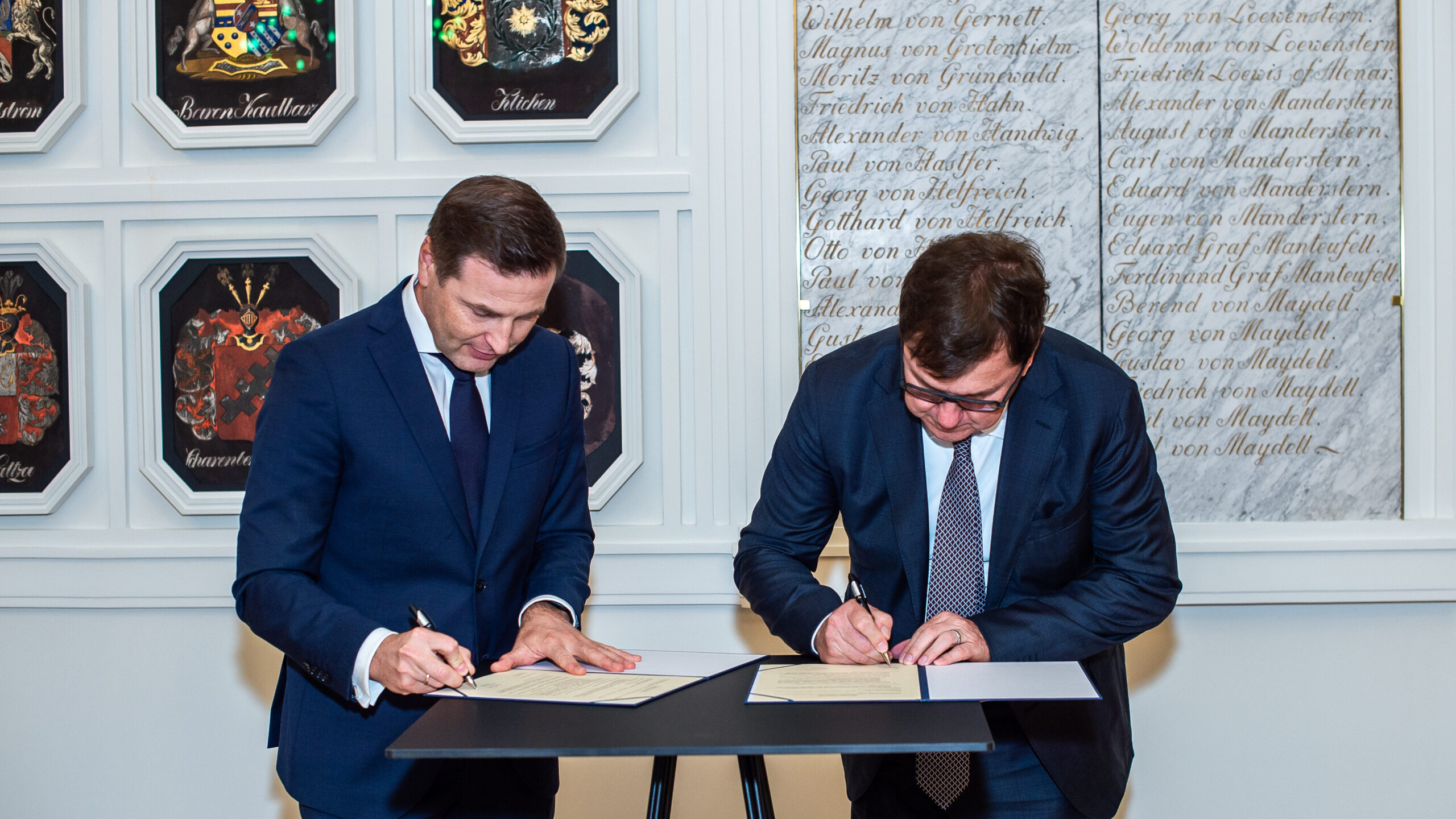 Kaitseminister Hanno Pevkur ja Eesti Tööandjate Keskliidu volikogu esimees Ain Hanschmidt allkirjastasid hea tahte kokkuleppe, et edendada koostööd reservväelaste toetamisel ning tunnustada nende rolli riigikaitse põhijõuna. Foto: Maido Parv