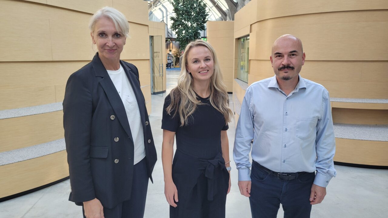 Saates on külas Glamoxi juht Virve Jõgeva, Scania Baltikumi juht Janno Karu ja Eesti Hotellide ja Restoranide Liidu juht Külli Kraner.