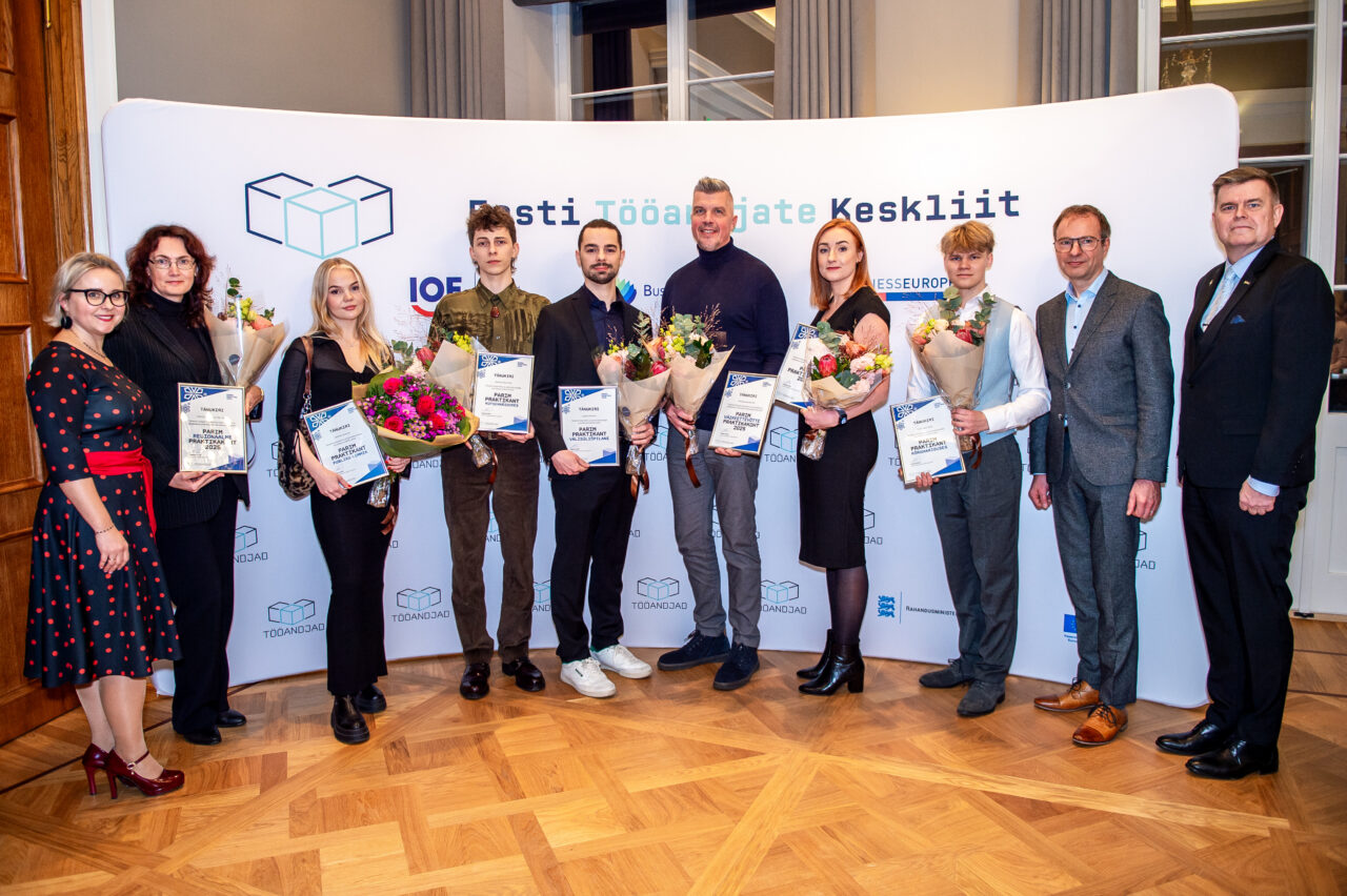 Eesti Tööandjate Keskliit tunnustas täna konkursi “Parim praktika 2025” võitjaid. Žürii valikul said auhinnad nii kõige silmapaistvamad praktikandid kui parimaid praktikavõimalusi pakkuvad ettevõtted.