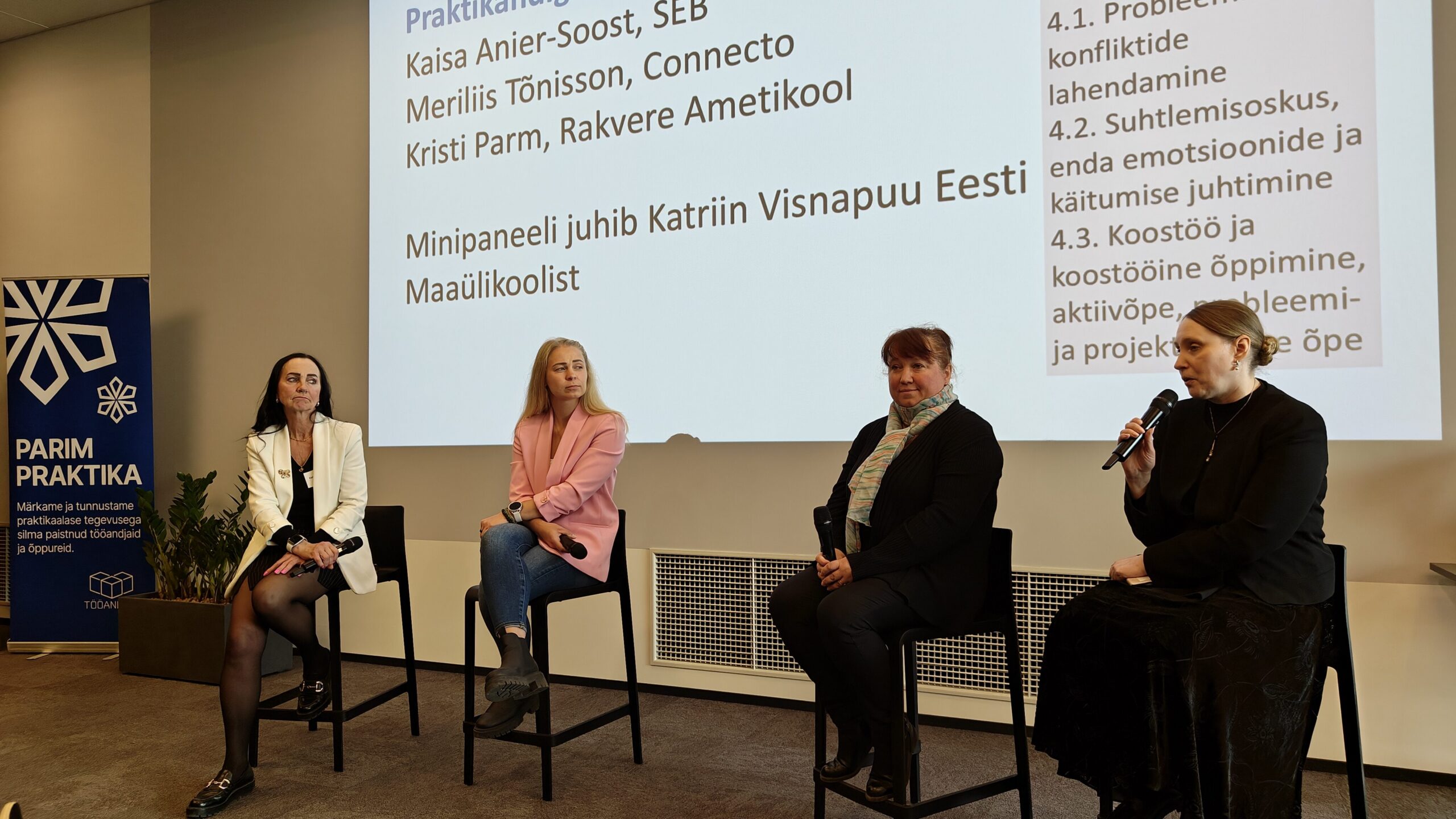 Katriin Visnapuu, Meriliis Tõnisson, Kristi Parm ja Kaisa Anier-Soost paneeldiskussioonis konverentsil "Päevapüük"