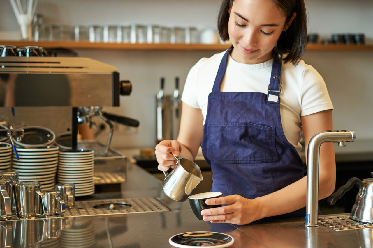 Noor barista kohvi valmistamas. 